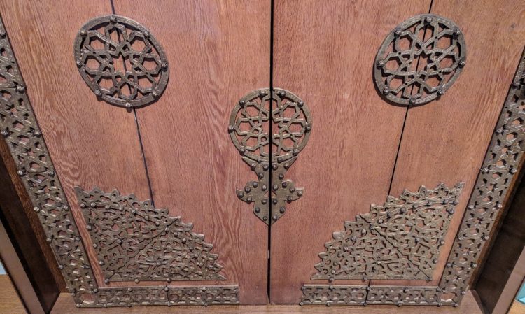 Декор двери в восточном стиле