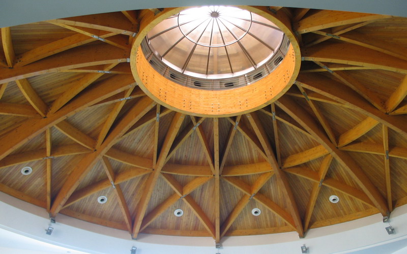 Деревянный купольный потолок